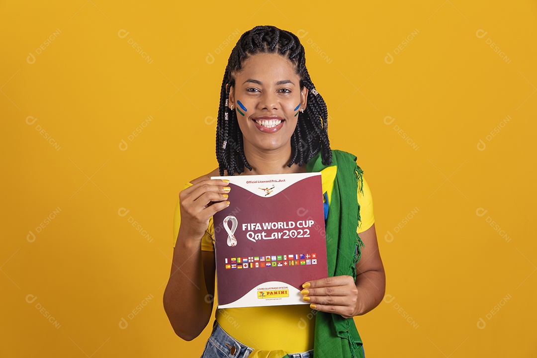 Linda mulher jovem brasileira segurando álbum da copa do mundo futebol