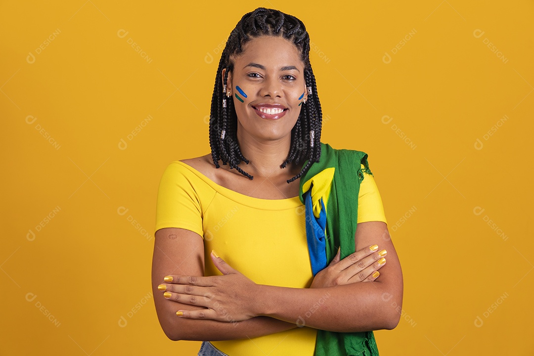 Linda mulher jovem brasileira segurando bandeira do brasil