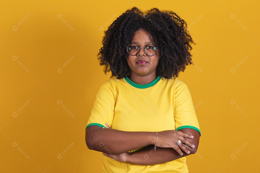 Linda mulher jovem brasileira braços cruzados cabelo afro
