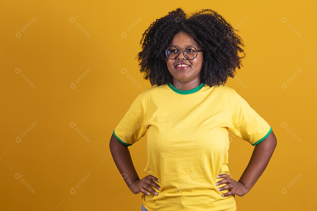 Linda mulher jovem brasileira cabelo afro usando camiseta do brasil