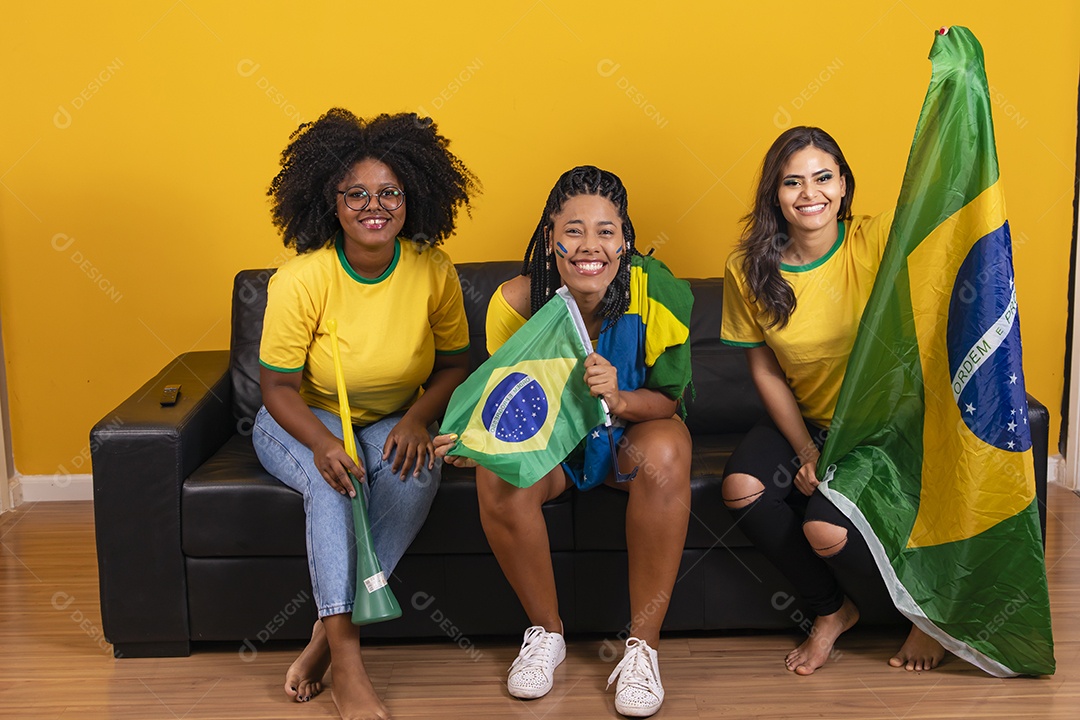 Grupo de amigos torcedores da seleçao brasileira assistindo jogo do brasil copa do mundo