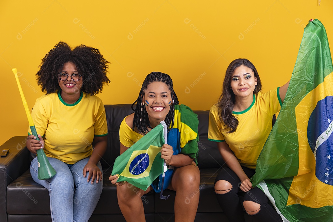 Grupo de amigos torcedoras da seleção brasileira assistindo jogo do brasil copa do mundo