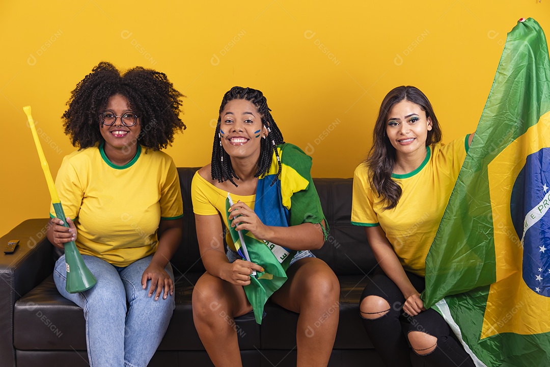 Grupo de amigos torcedoras da seleção brasileira assistindo jogo do brasil copa do mundo