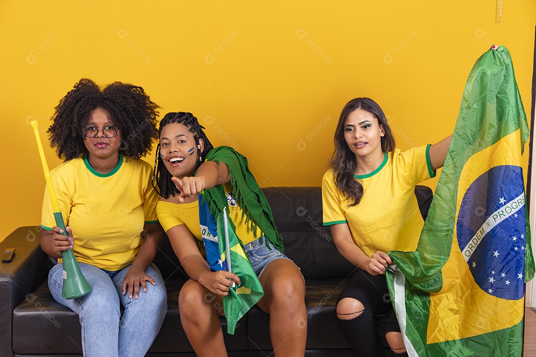 Grupo de amigos torcedores da seleçao brasileira assistindo jogo do brasil copa do mundo