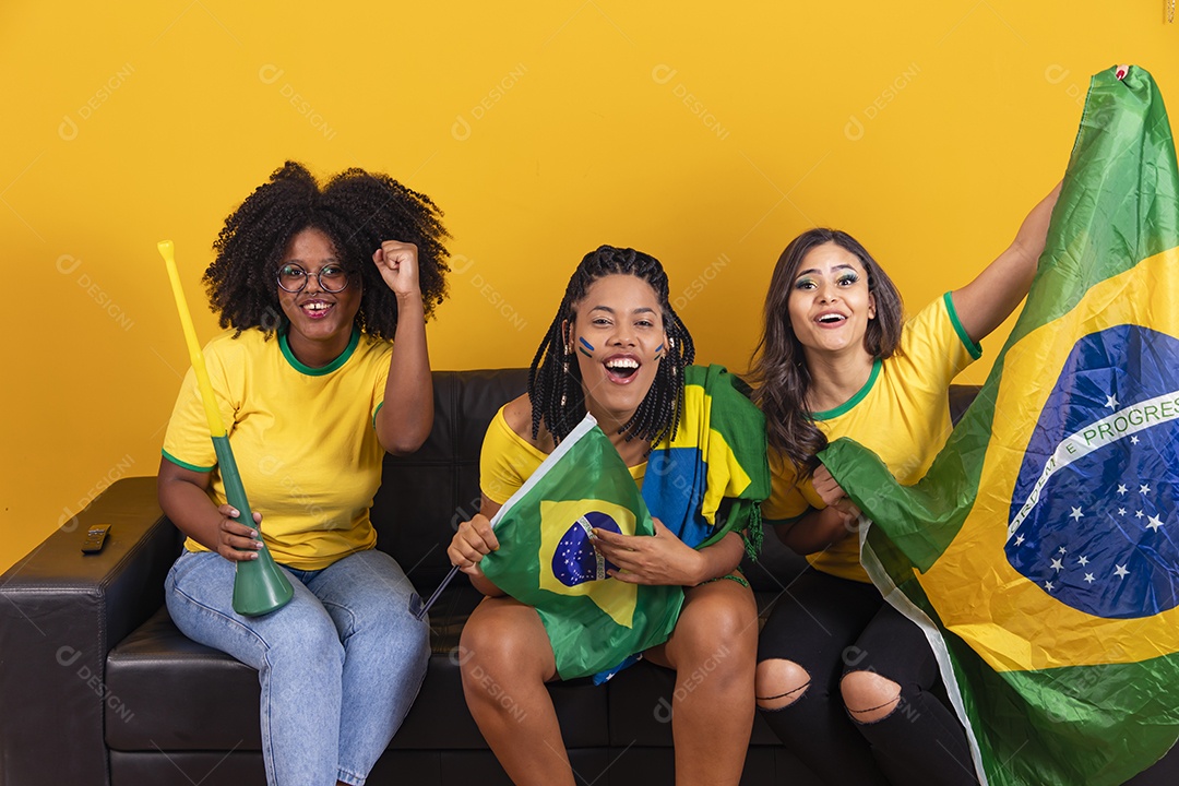 Grupo de amigos torcedores da seleçao brasileira assistindo jogo do brasil copa do mundo