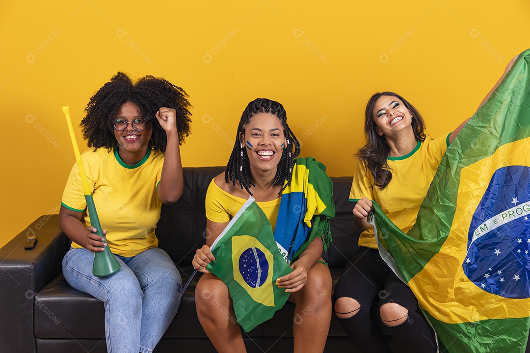 Grupo de amigos torcedores da seleçao brasileira assistindo jogo do brasil copa do mundo