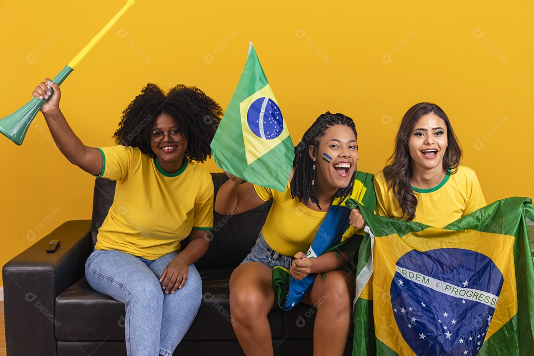 Grupo de amigos torcedores da seleçao brasileira assistindo jogo do brasil copa do mundo