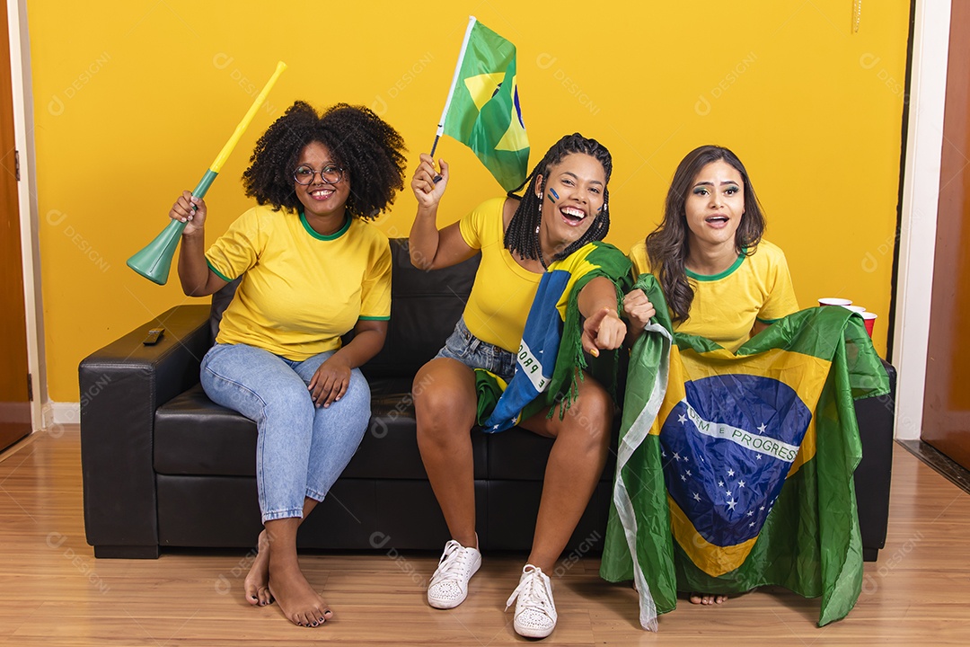 Grupo de amigos torcedores da seleçao brasileira assistindo jogo do brasil copa do mundo