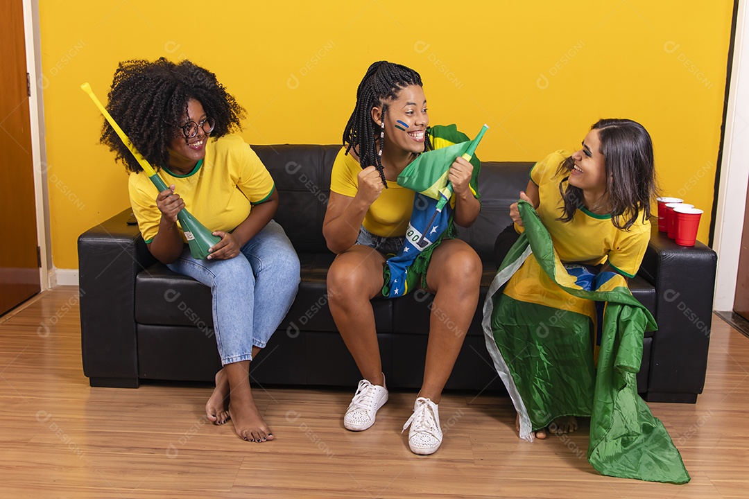 Grupo de amigos torcedoras da seleção brasileira assistindo jogo do brasil copa do mundo