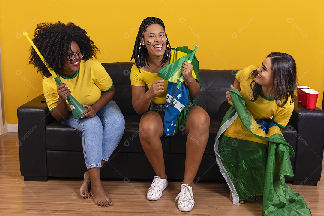 Grupo de amigos torcedores da seleçao brasileira assistindo jogo do brasil copa do mundo