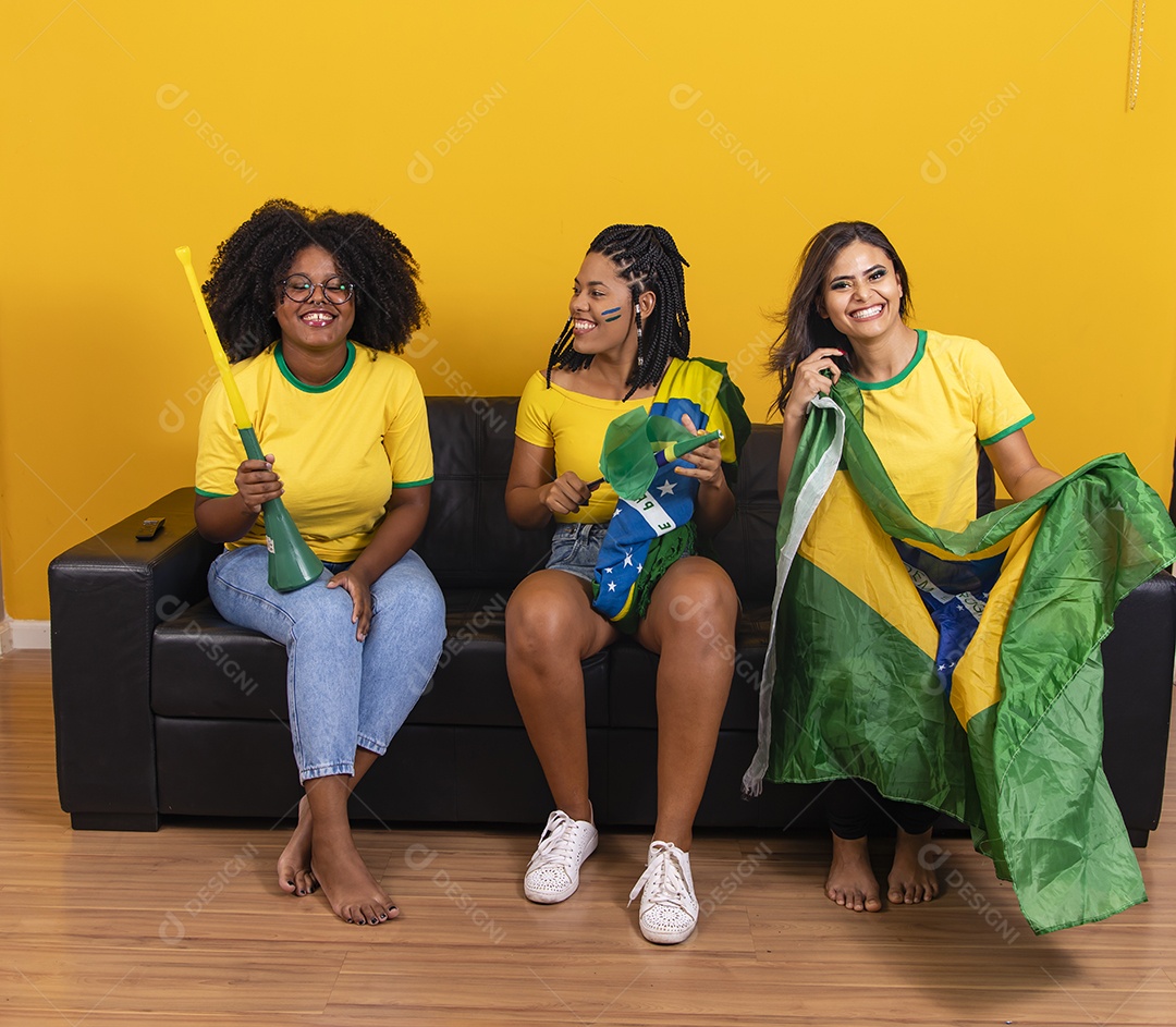 Grupo de amigos torcedores da seleçao brasileira assistindo jogo do brasil copa do mundo