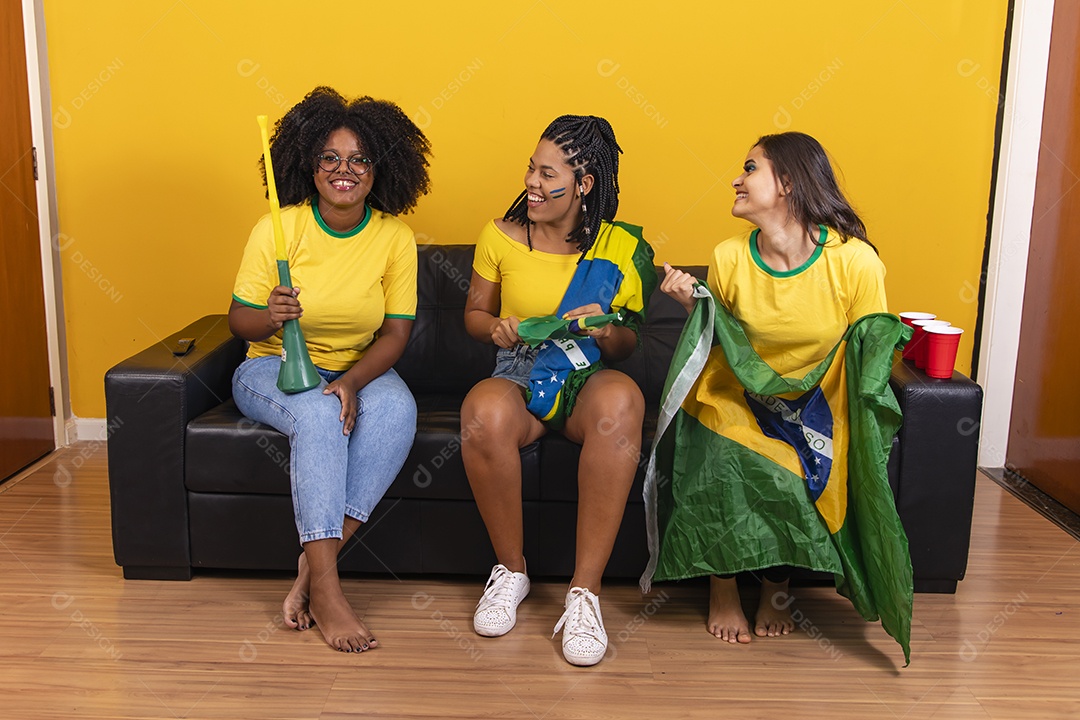 Grupo de amigos torcedores da seleçao brasileira assistindo jogo do brasil copa do mundo