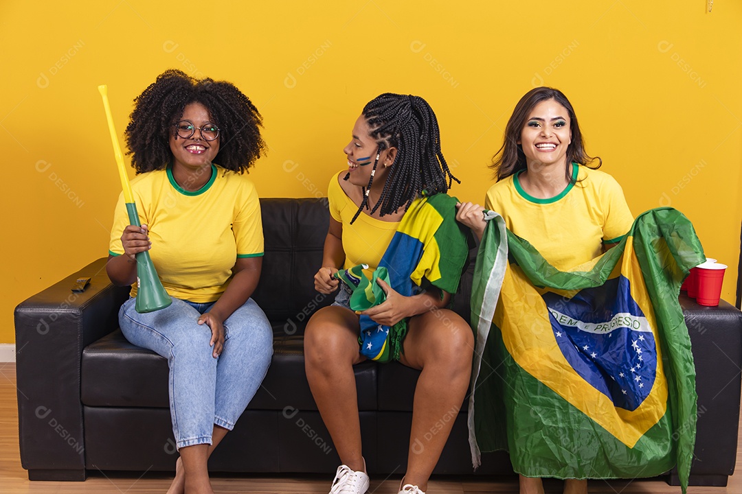 Grupo de amigos torcedores da seleçao brasileira assistindo jogo do brasil copa do mundo