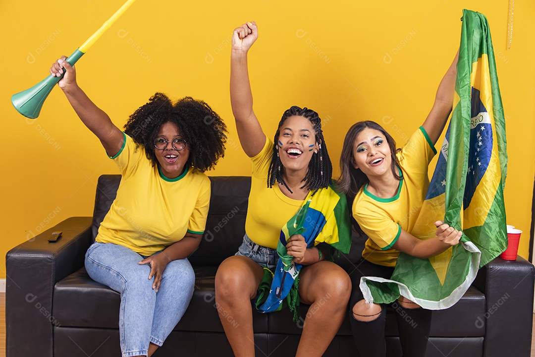 Grupo de amigos torcedores da seleçao brasileira assistindo jogo do brasil copa do mundo