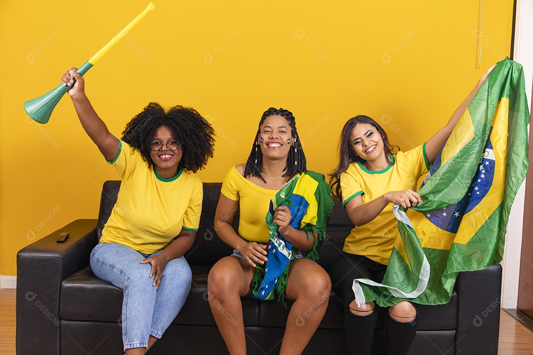 Grupo de amigos torcedores da seleçao brasileira assistindo jogo do brasil copa do mundo