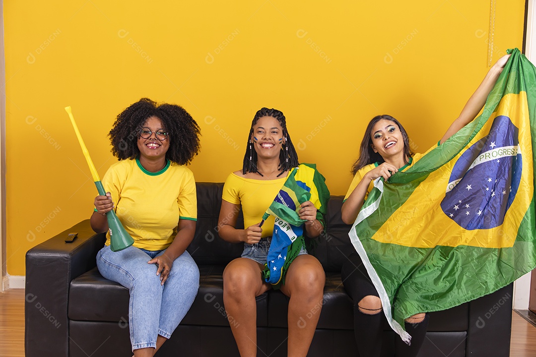 Grupo de amigos torcedores da seleção brasileira jogo do brasil copa do mundo