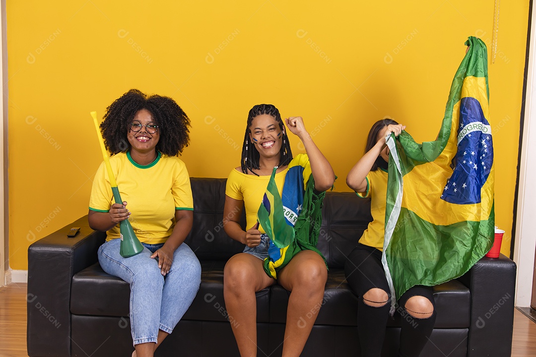 Grupo de amigos torcedores da seleçao brasileira assistindo jogo do brasil copa do mundo
