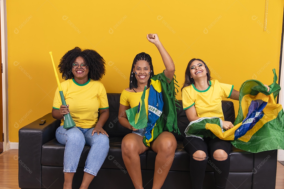 Grupo de amigos torcedores da seleçao brasileira assistindo jogo do brasil copa do mundo
