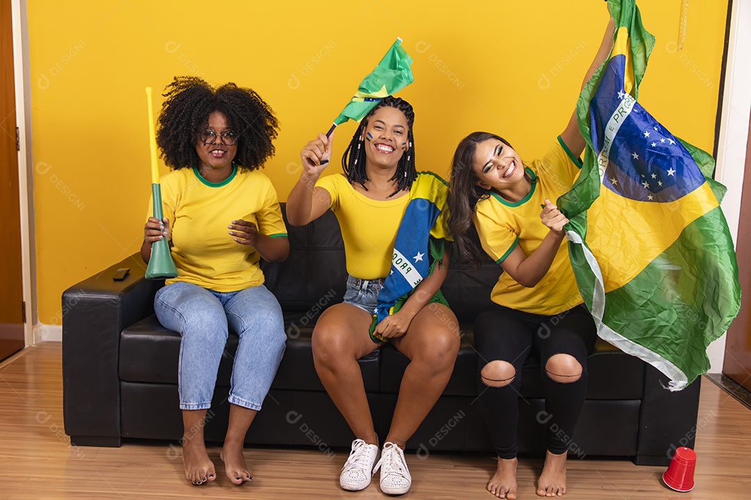 Grupo de amigos torcedores da seleçao brasileira assistindo jogo do brasil copa do mundo