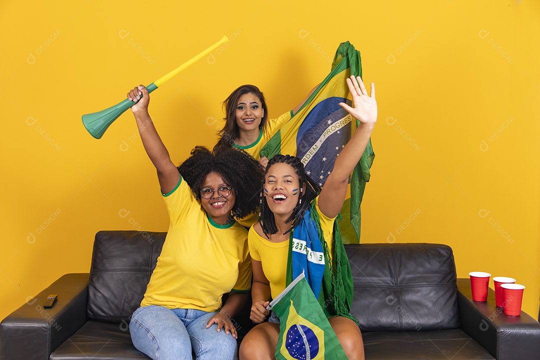 Grupo de amigos torcedores da seleçao brasileira assistindo jogo do brasil copa do mundo