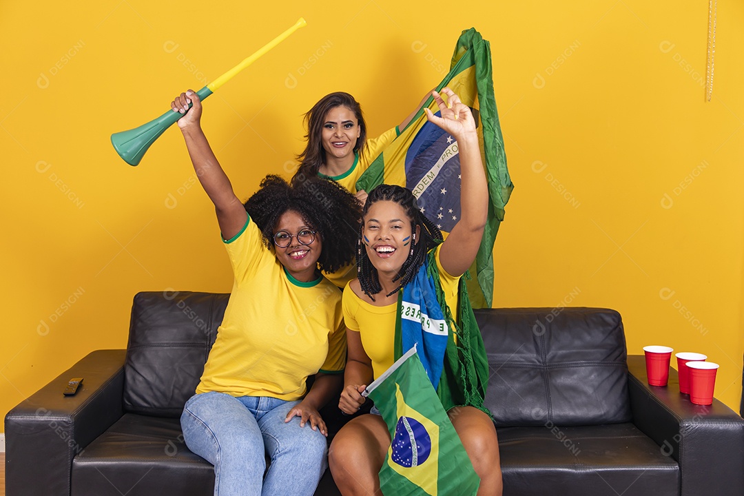 Grupo de amigos torcedores da seleçao brasileira assistindo jogo do brasil copa do mundo