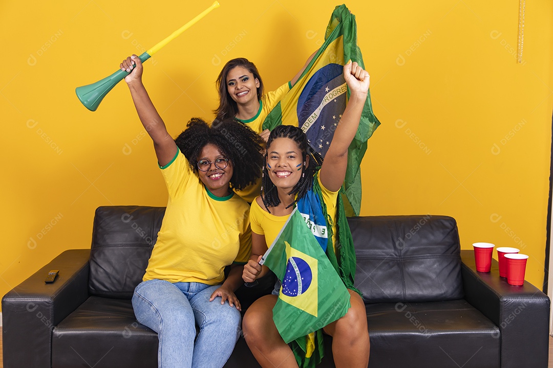 Grupo de amigos torcedores da seleçao brasileira assistindo jogo do brasil copa do mundo