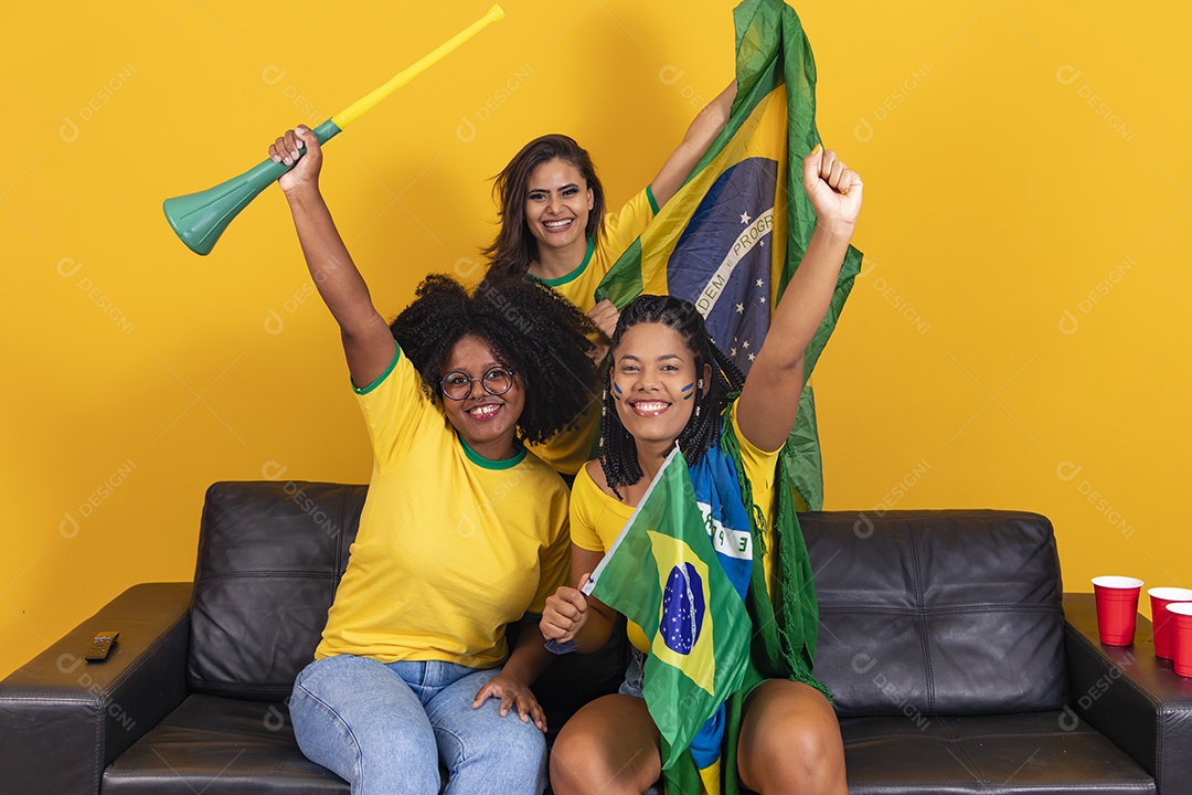Grupo de amigos torcedores da seleção brasileira assistindo jogo do brasil copa do mundo
