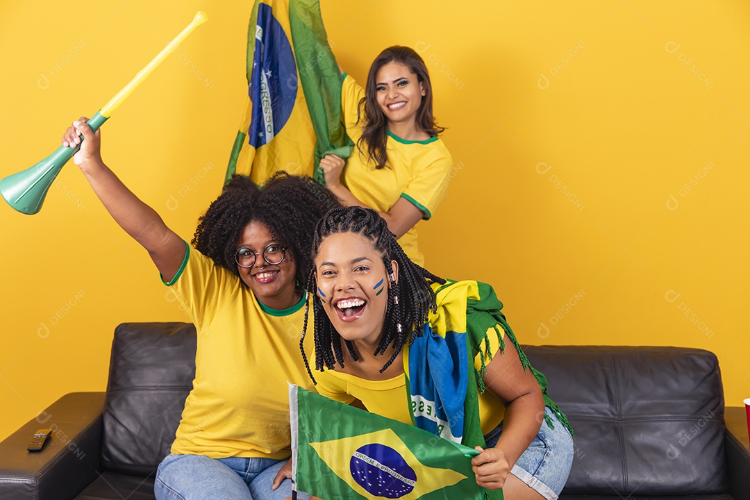 Grupo de amigos torcedores da seleção brasileira assistindo jogo do brasil copa do mundo