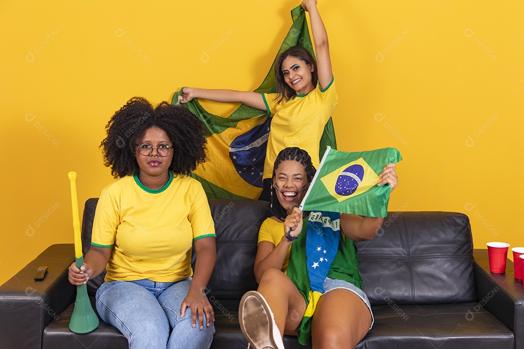 Grupo de amigos torcedores da seleção brasileira assistindo jogo do brasil copa do mundo