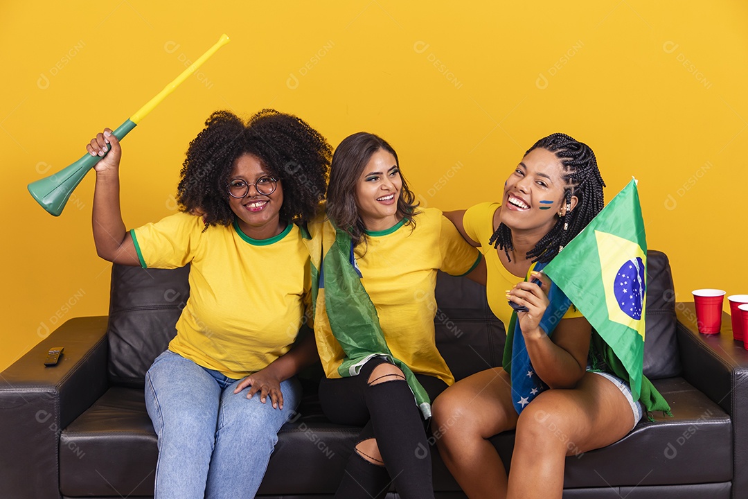 Grupo de amigos torcedores da seleção brasileira jogo do brasil copa do mundo