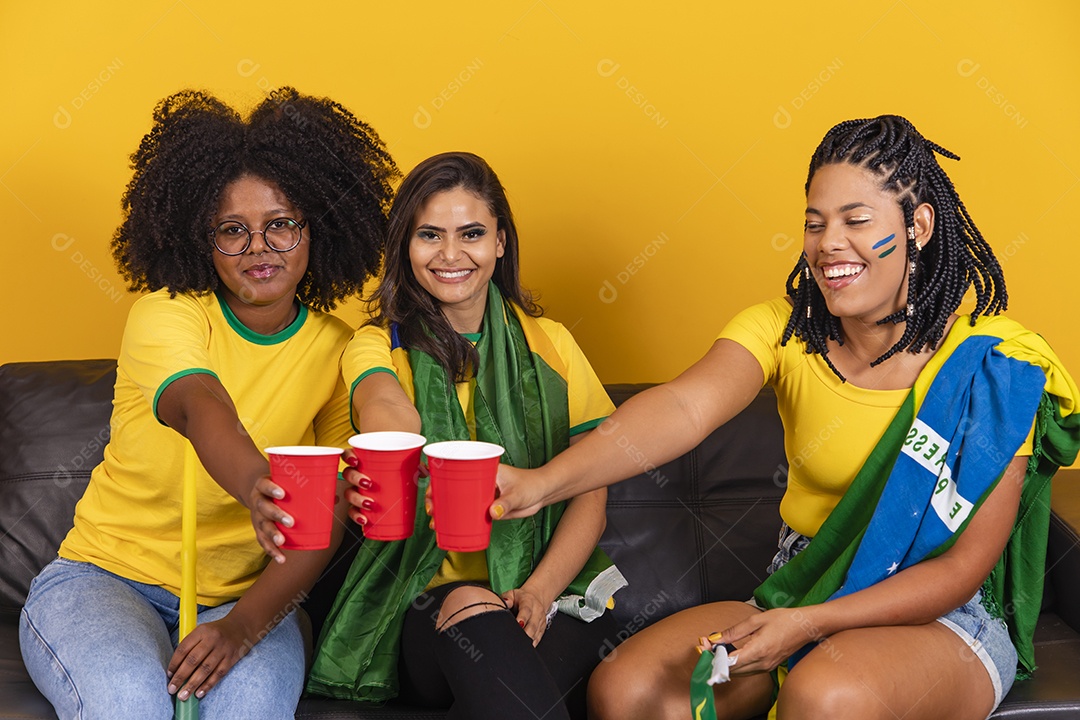 Grupo de amigos torcedores da seleção brasileira jogo do brasil copa do mundo