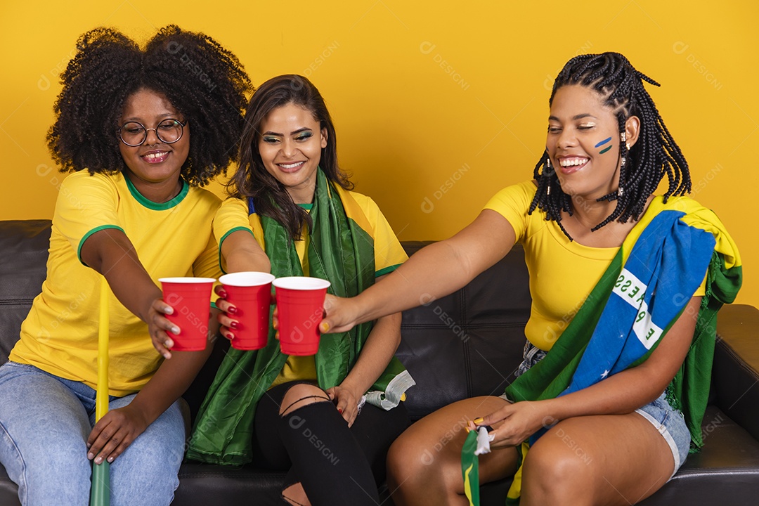 Mulheres jovens brasileiras torcedoras do brasil futebol