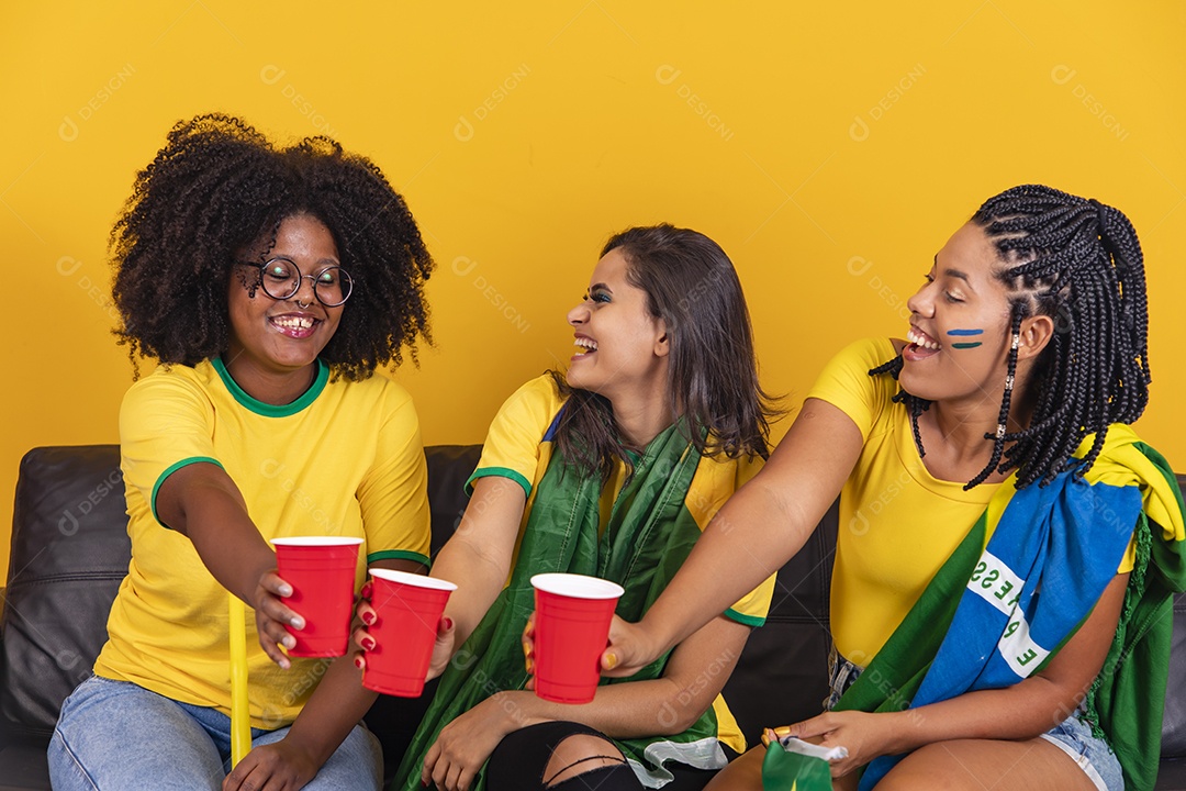 Mulheres jovens brasileiras torcedoras do brasil futebol