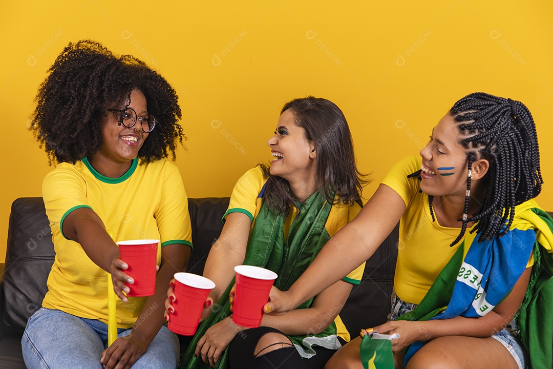 Mulheres jovens brasileiras torcedoras do brasil futebol