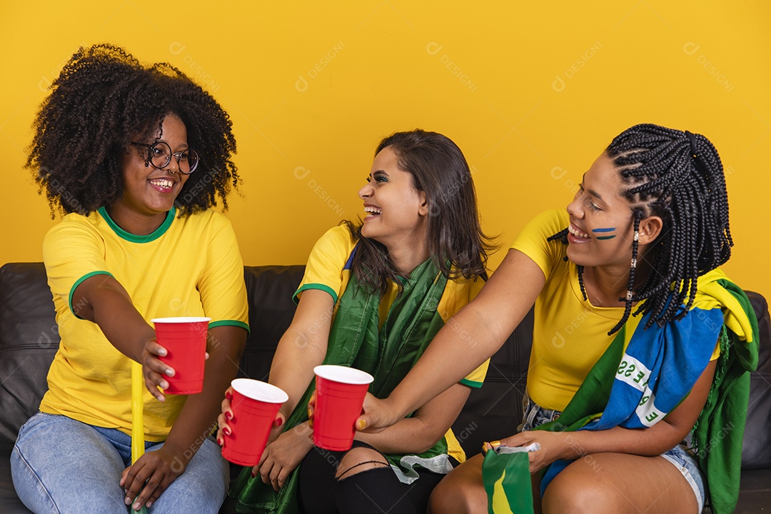Mulheres jovens brasileiras torcedoras do brasil futebol