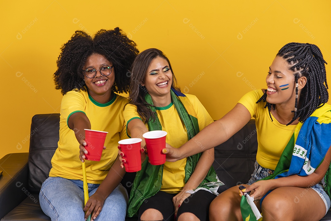 Mulheres jovens brasileiras torcedoras do brasil futebol
