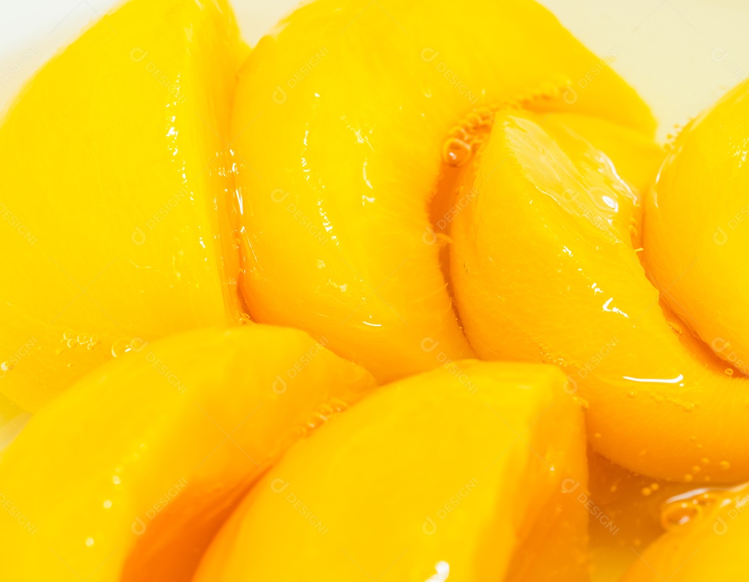 Metades de pêssego enlatadas em calda