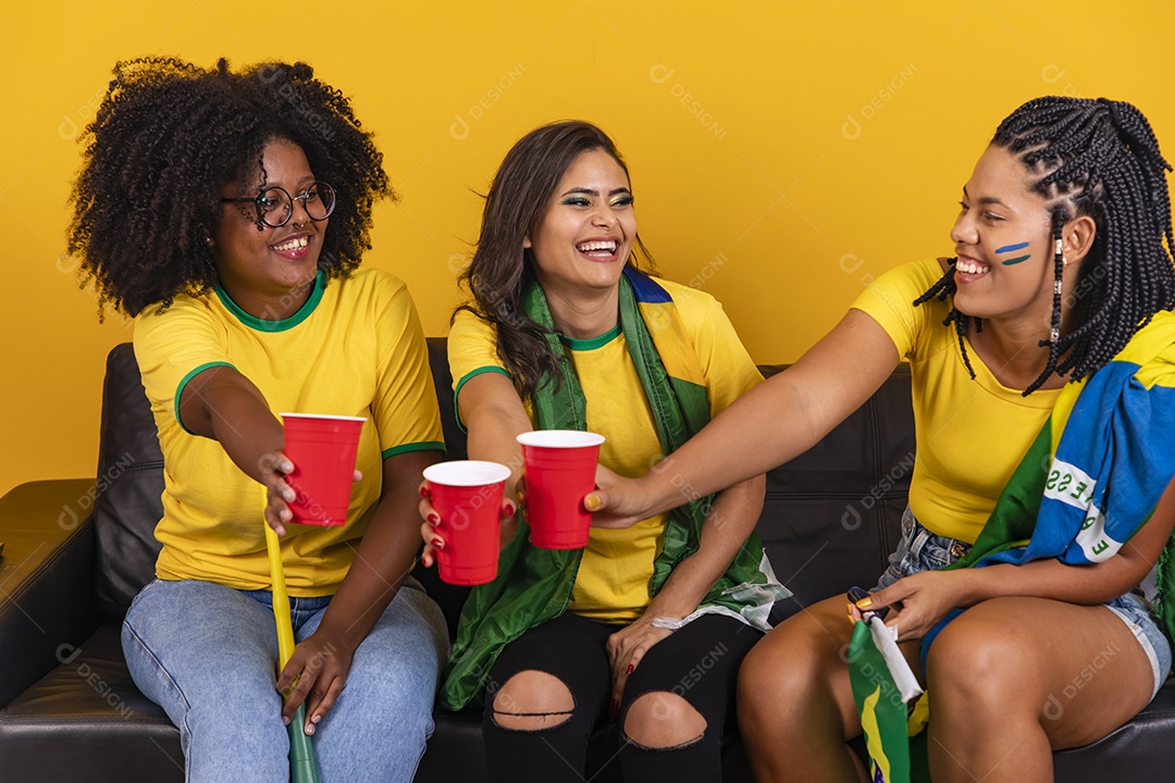 Mulheres jovens brasileiras torcedoras do brasil futebol
