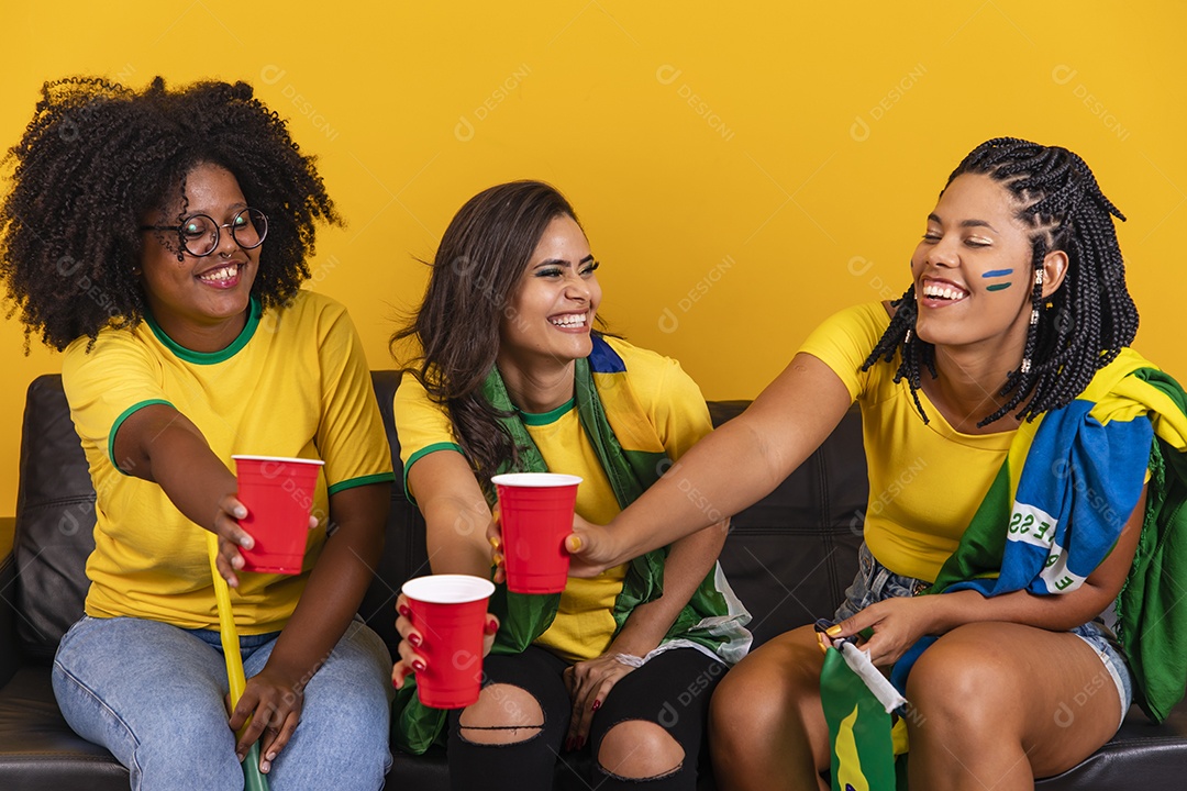 Mulheres jovens brasileiras torcedoras do brasil futebol