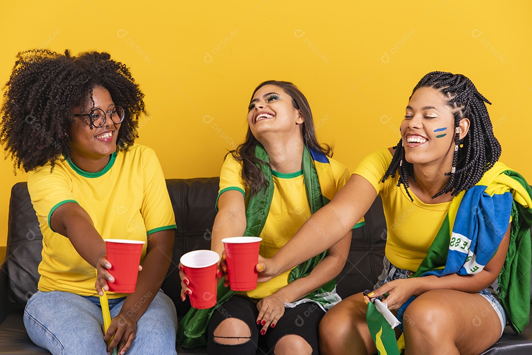 Mulheres jovens brasileiras torcedoras do brasil futebol