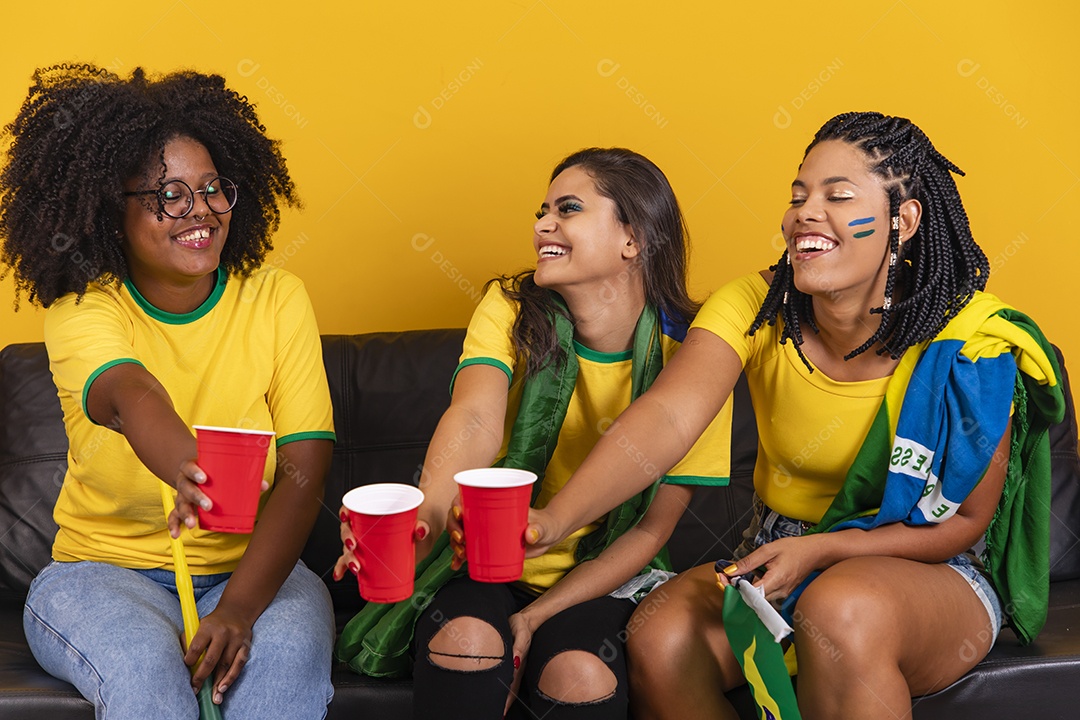 Mulheres jovens brasileiras torcedoras do brasil futebol