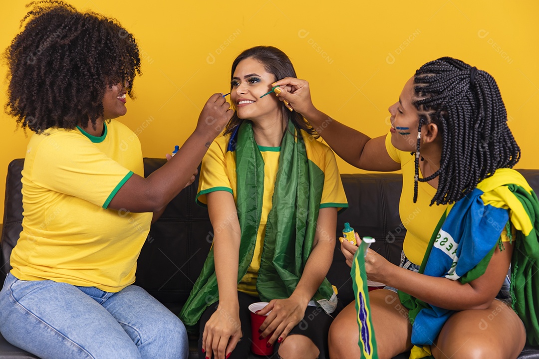 Mulheres jovens brasileiras torcedoras do brasil futebol