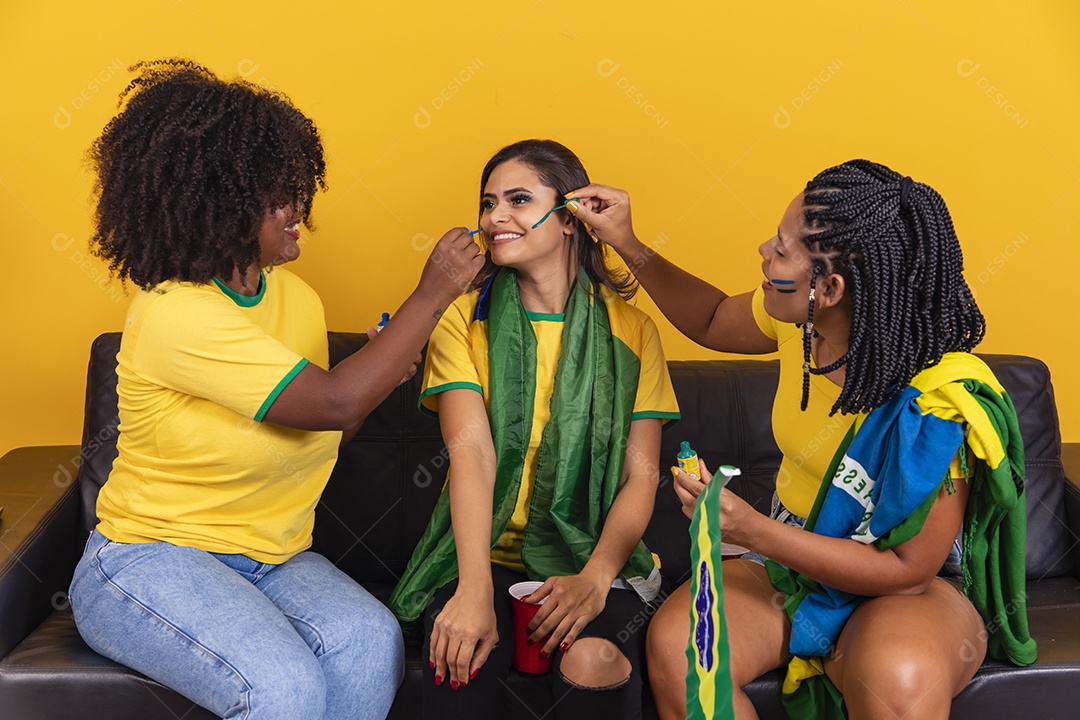 Mulheres jovens brasileiras torcedoras do brasil futebol