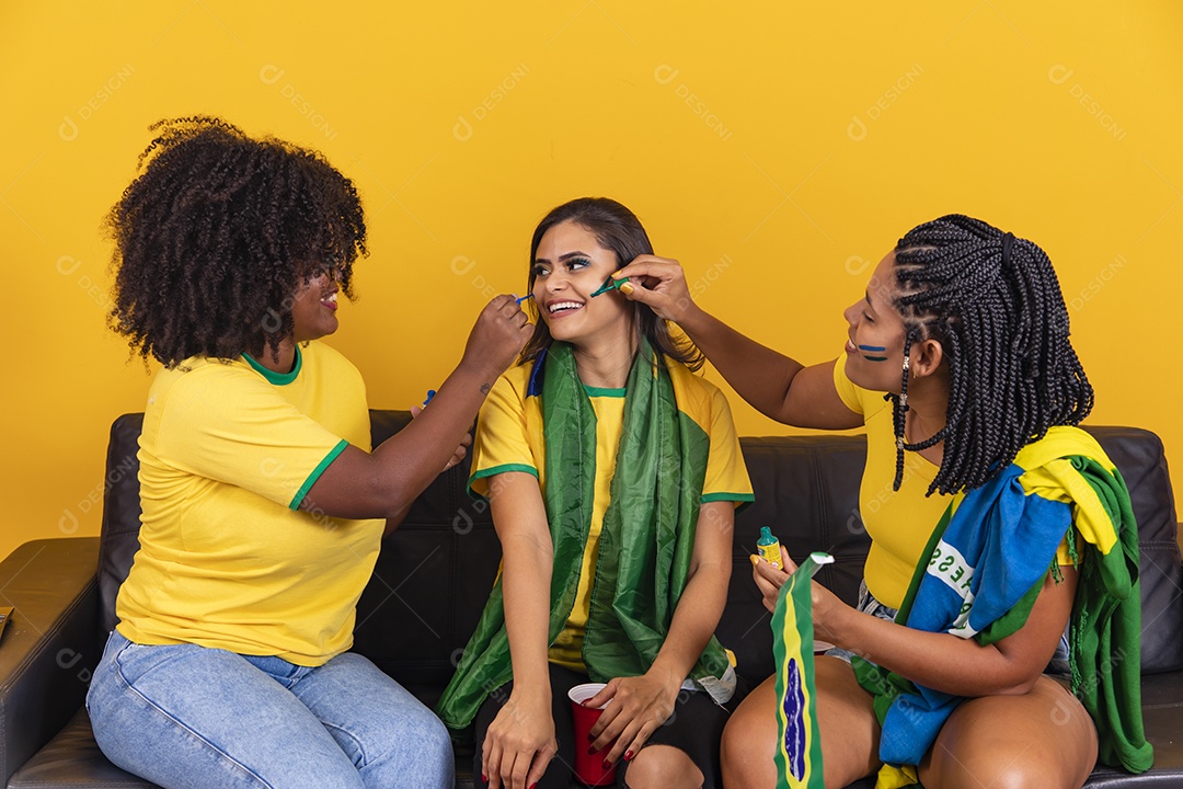 Mulheres jovens brasileiras torcedoras do brasil futebol