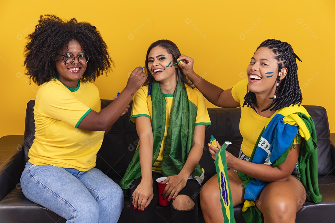 Mulheres jovens brasileiras torcedoras do brasil futebol