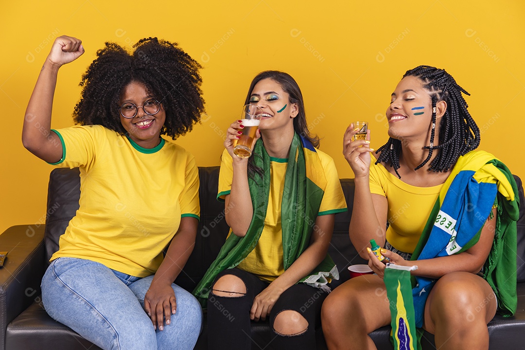 Mulheres jovens brasileiras torcedoras do brasil futebol