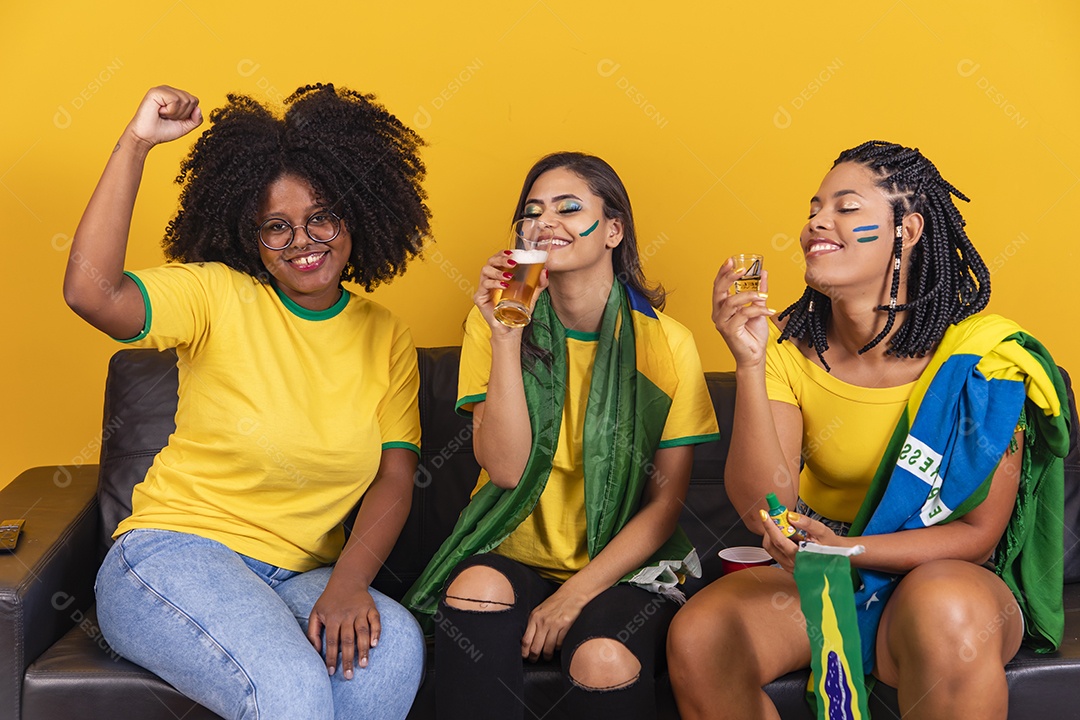 Mulheres jovens brasileiras torcedoras do brasil futebol