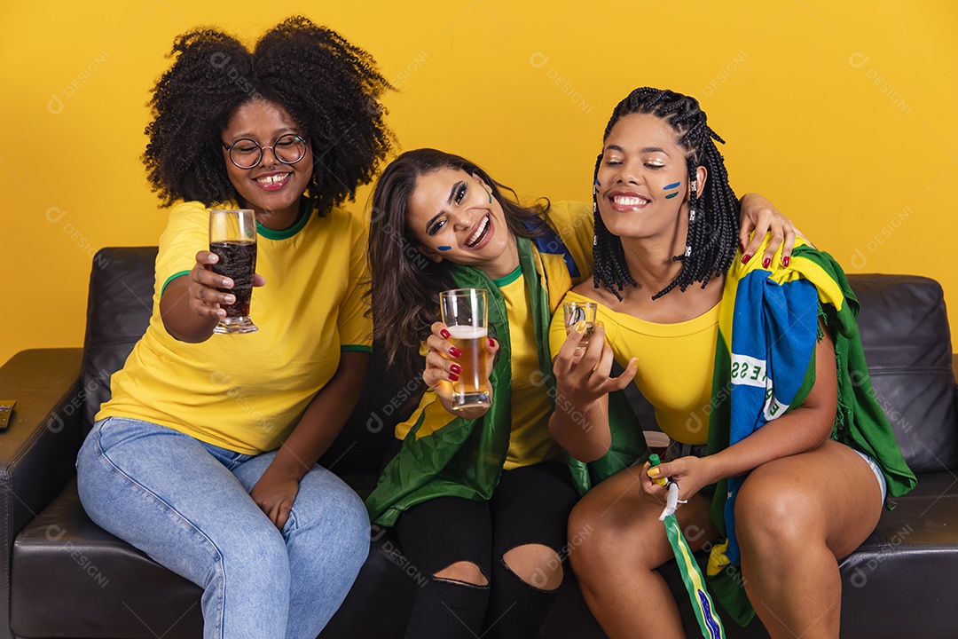 Mulheres jovens brasileiras torcedoras do brasil futebol