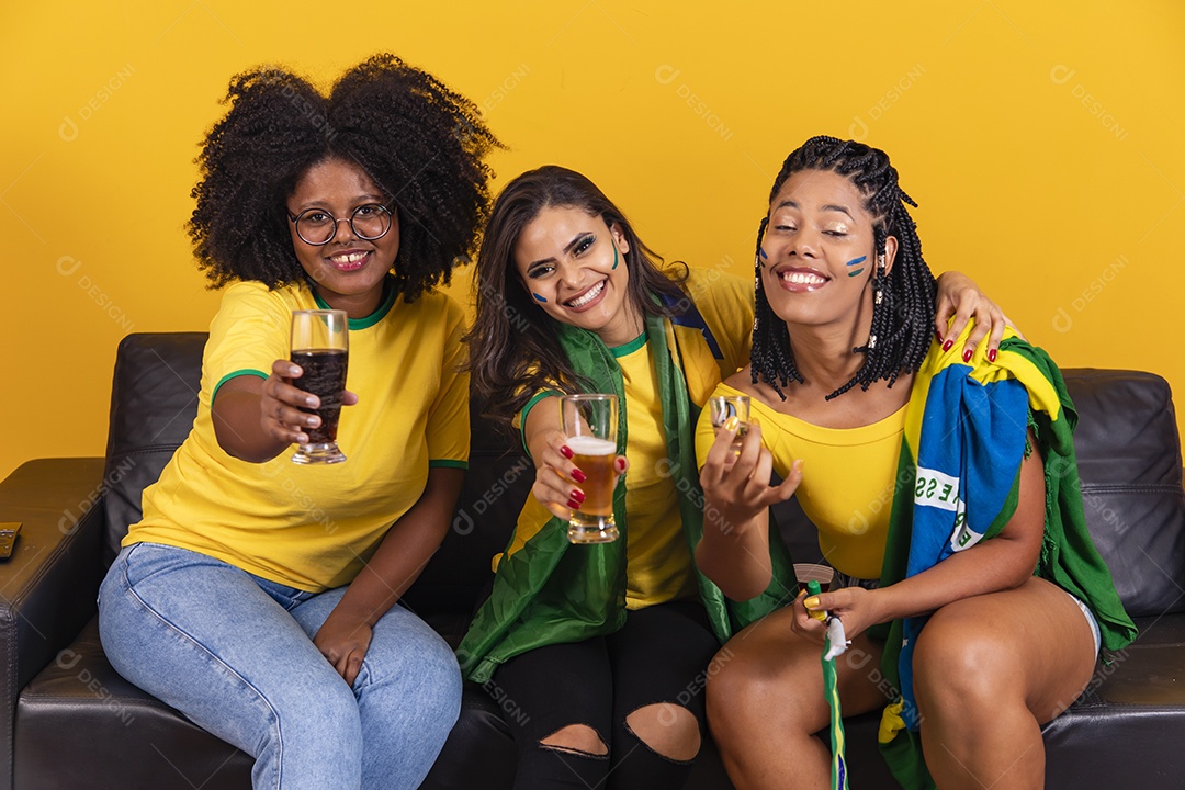 Mulheres jovens brasileiras torcedoras do brasil futebol