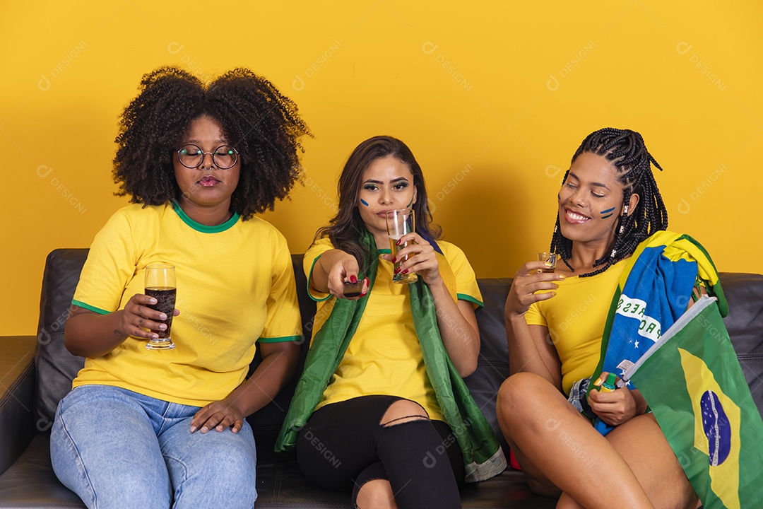 Mulheres jovens brasileiras torcedoras do brasil futebol